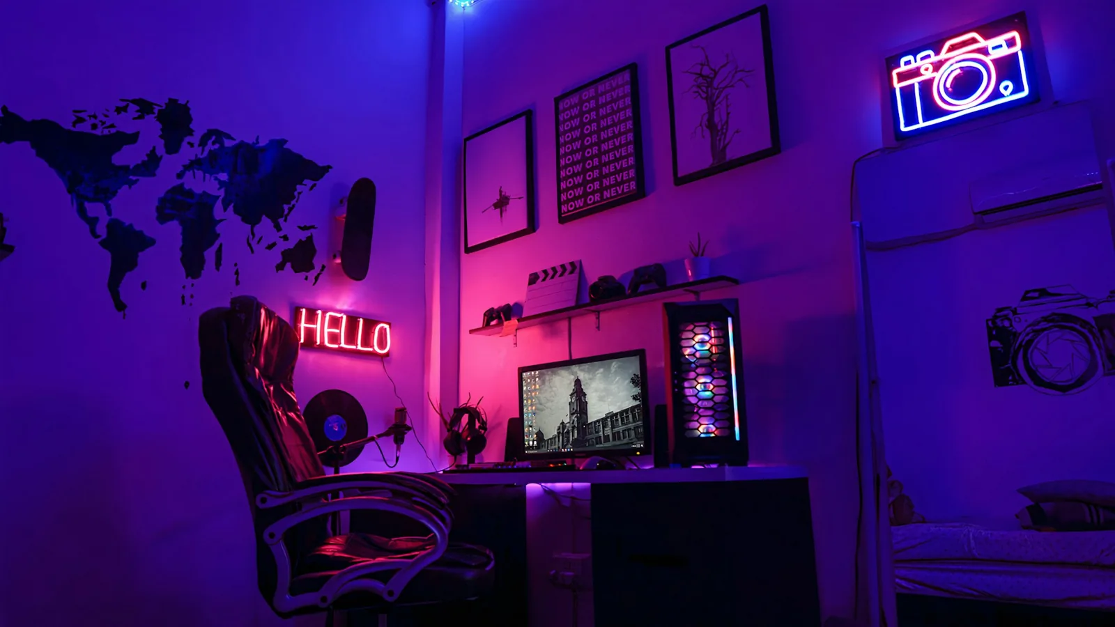 Gaming-Arbeitsplatz mit farbiger Beleuchtung